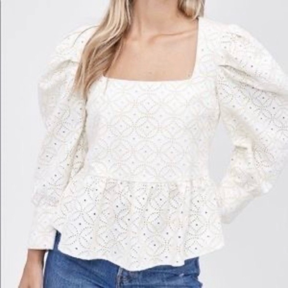 NWT En Saison Alice eyelet embroidered puffy sleeve peplum blouse. 🤍